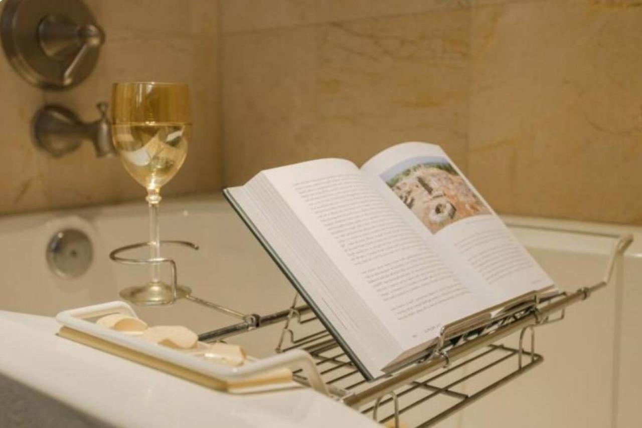 Wine-Dine-Sunshine Cozy Flat In The Heart Of Dtsp St. Petersburg Exterior foto