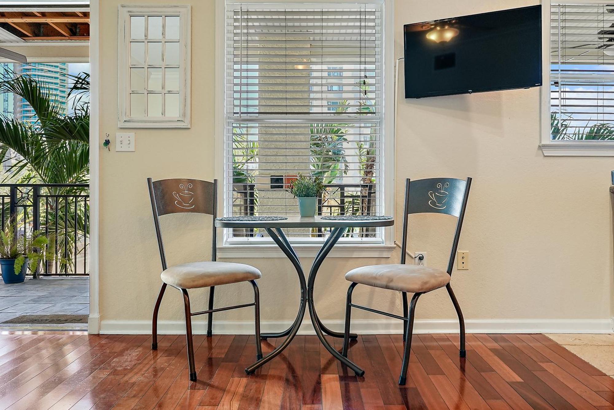 Wine-Dine-Sunshine Cozy Flat In The Heart Of Dtsp St. Petersburg Exterior foto