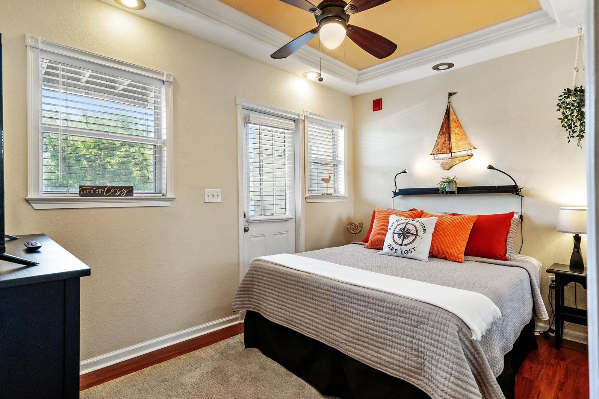 Wine-Dine-Sunshine Cozy Flat In The Heart Of Dtsp St. Petersburg Exterior foto