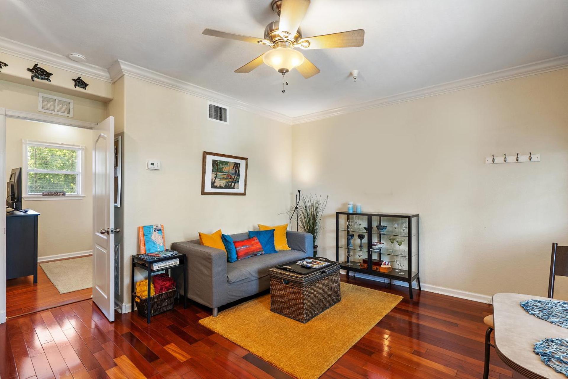 Wine-Dine-Sunshine Cozy Flat In The Heart Of Dtsp St. Petersburg Exterior foto