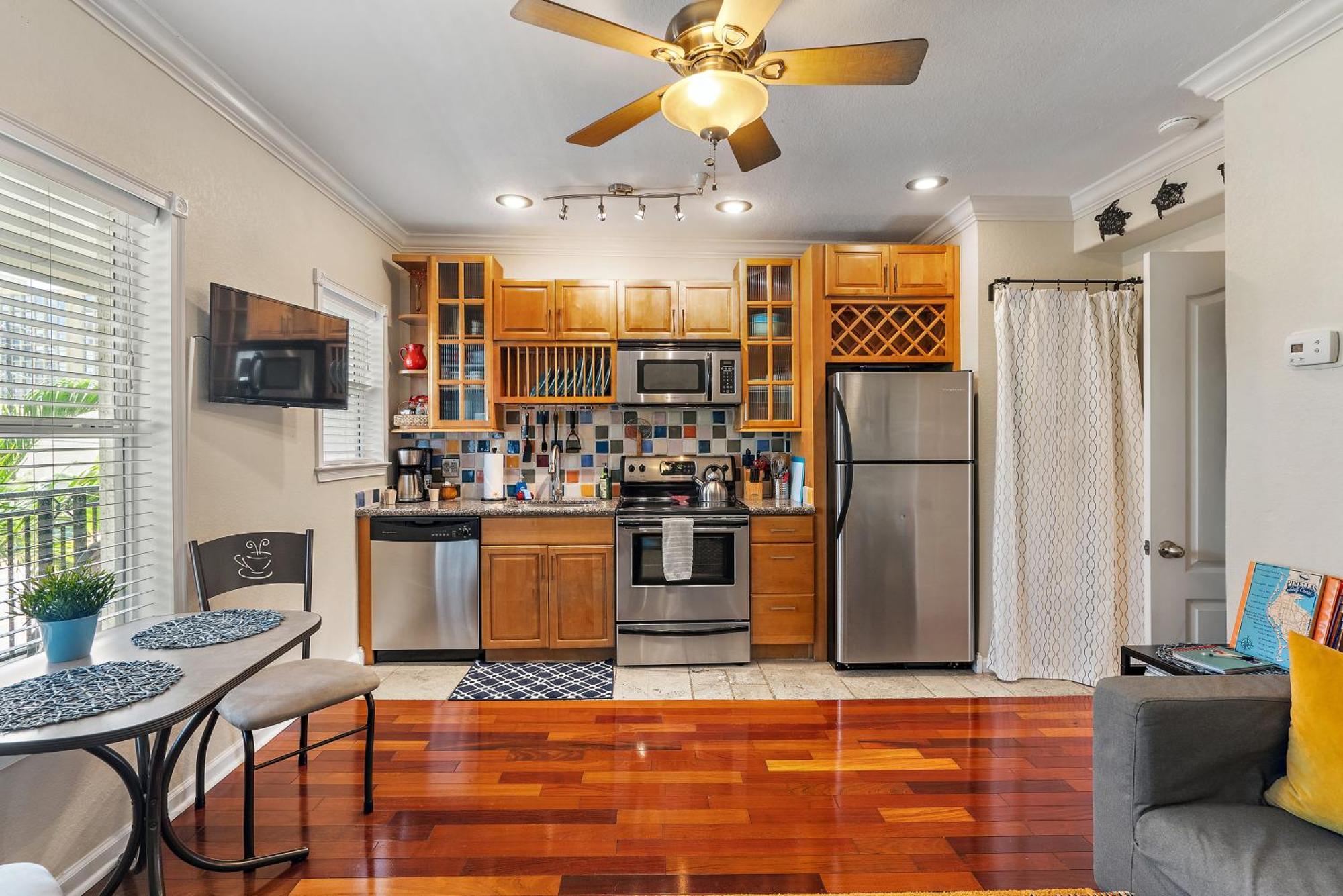 Wine-Dine-Sunshine Cozy Flat In The Heart Of Dtsp St. Petersburg Exterior foto