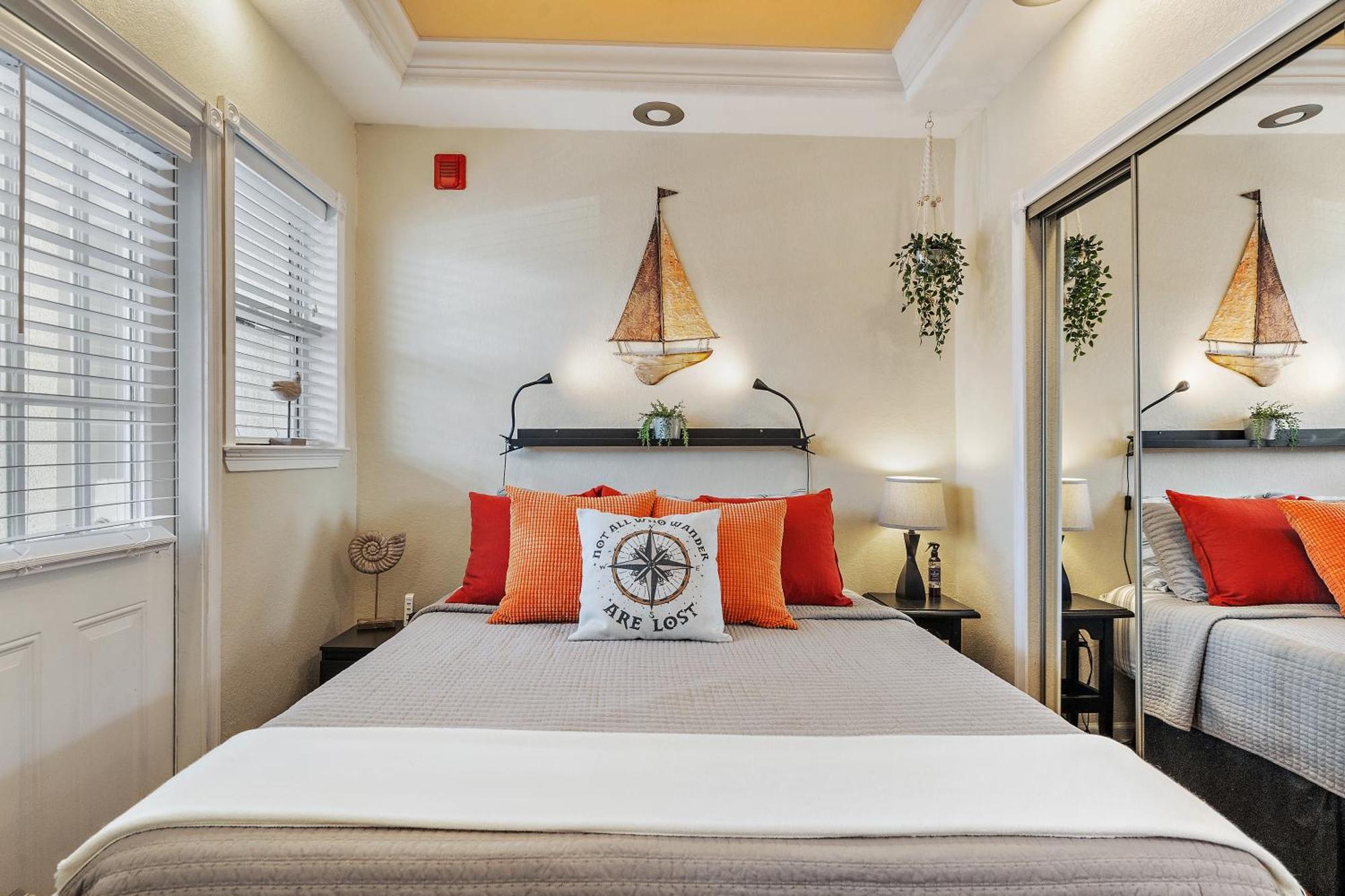 Wine-Dine-Sunshine Cozy Flat In The Heart Of Dtsp St. Petersburg Exterior foto
