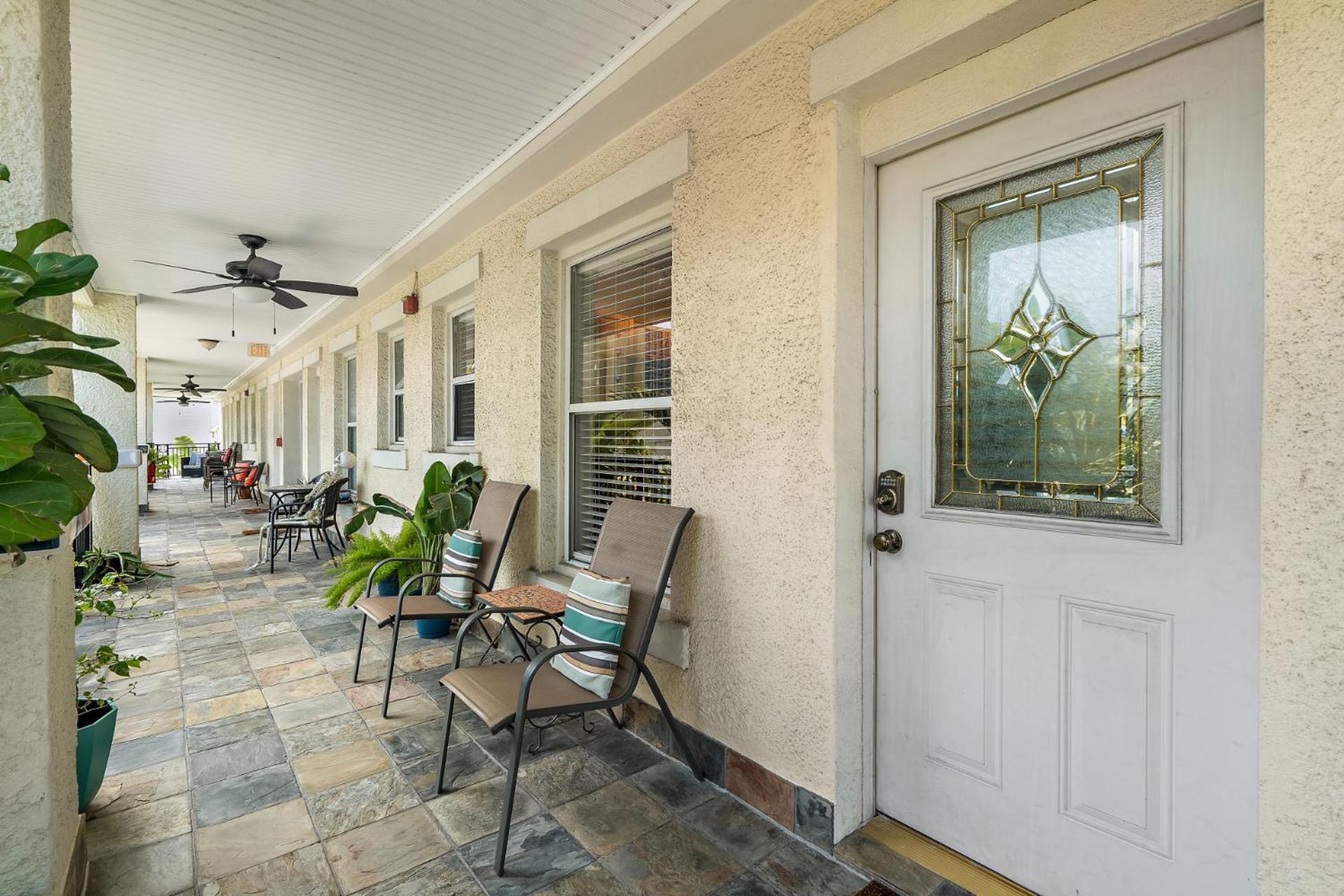 Wine-Dine-Sunshine Cozy Flat In The Heart Of Dtsp St. Petersburg Exterior foto